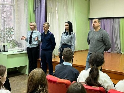 Следователь Ртищевского межрайонного следственного отдела встретился со старшеклассниками образовательного учреждения